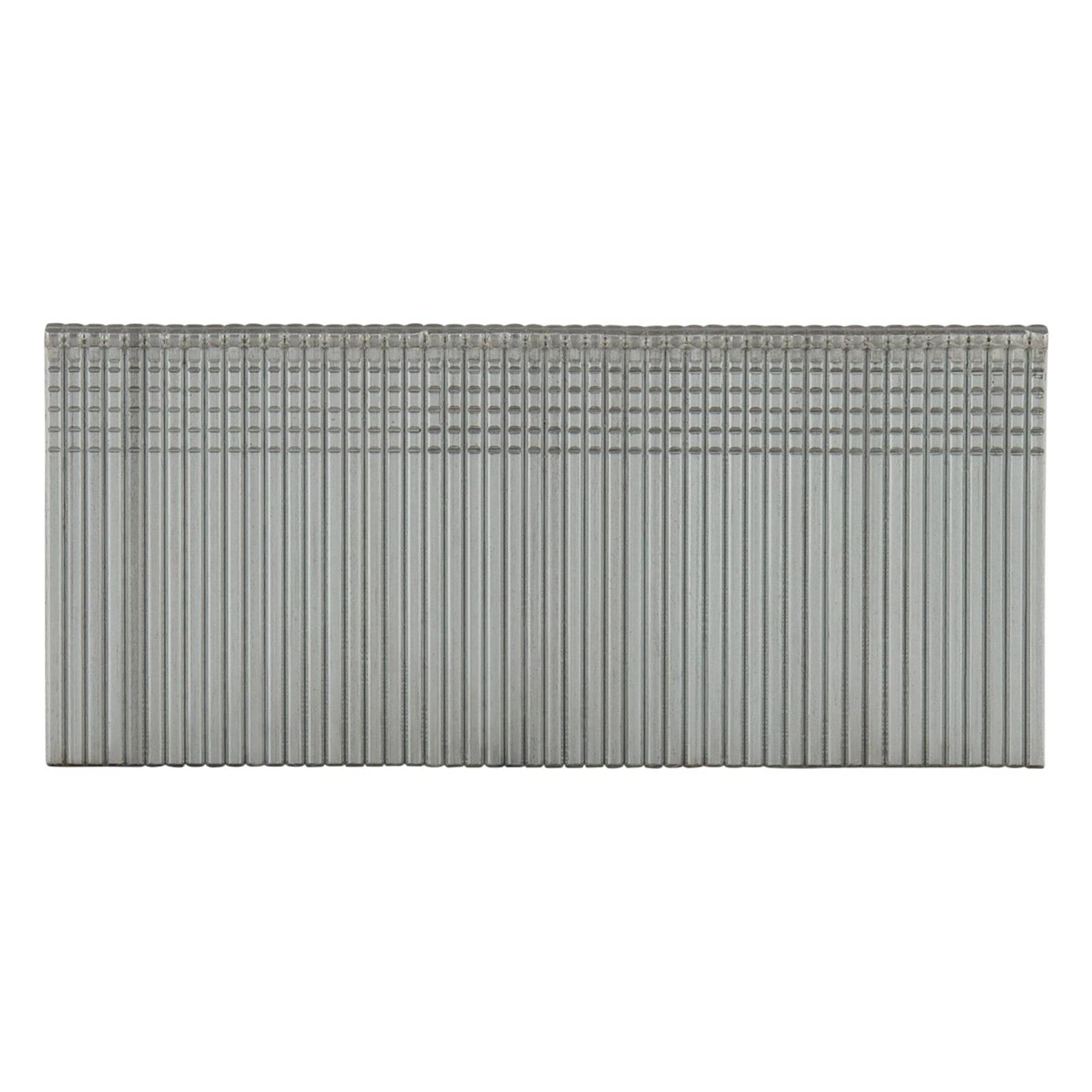 Eine Packung identischer, ordentlich ausgerichteter, glänzender Metallnägel, die vertikal positioniert sind und eine glatte und gemusterte Oberfläche zeigen.