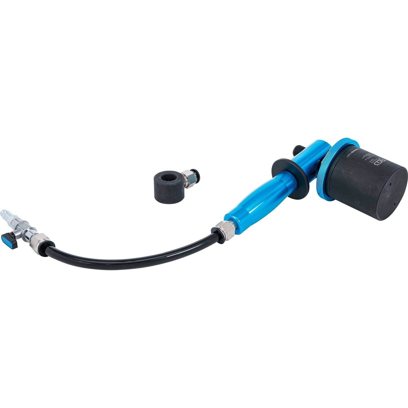 Eine blaue und schwarze Handpumpe mit einem flexiblen Schlauch und einer Düse, die zum Abgeben von Flüssigkeiten oder Luft verwendet wird. Ein kleiner abnehmbarer Teil befindet sich in der Nähe.