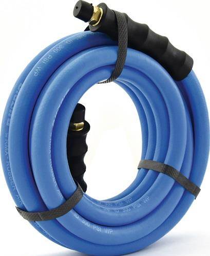 Blauer gewickelter Schlauch mit schwarzen Anschlüssen, gesichert durch zwei schwarze Riemen, für Hochdruckanwendungen konzipiert.