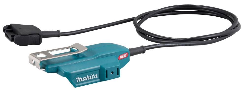 Makita XGT Batterieadapter mit einem langen angebrachten Stromkabel und Steckerverbindung, dargestellt auf weißem Hintergrund.