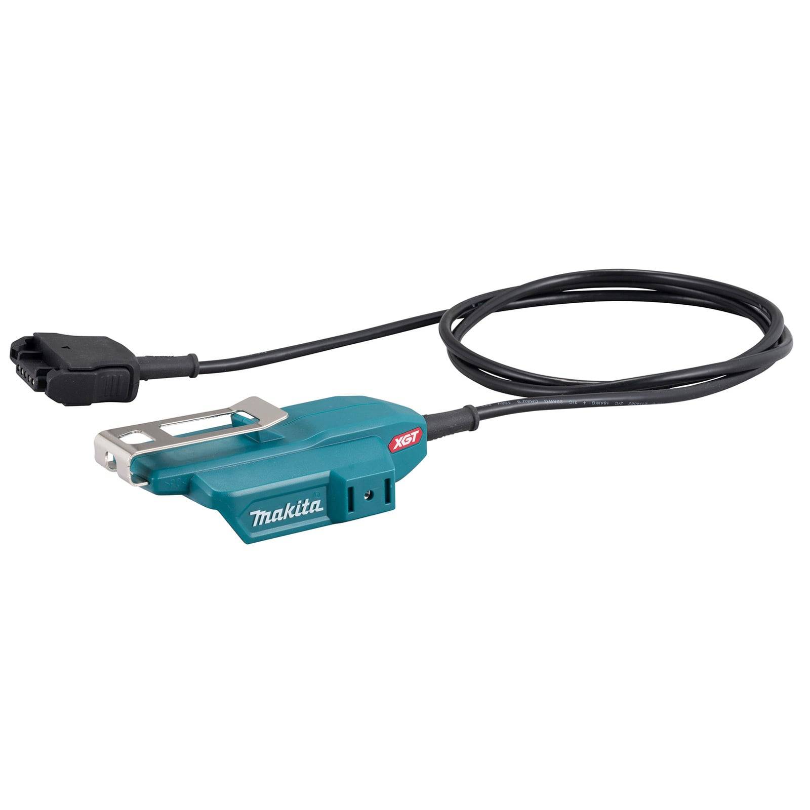 Ein blauer Makita XGT Adapter mit einem schwarzen Kabel, entwickelt für Elektrowerkzeuge, liegt auf einem weißen Hintergrund.