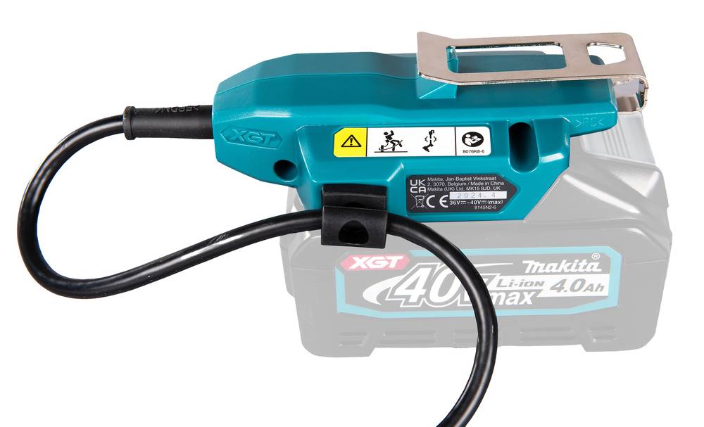 Kabellose Säbelsäge an einer Makita 40V Max-Batterie angeschlossen, auf weißem Hintergrund dargestellt mit angeschlossenem Stromkabel.