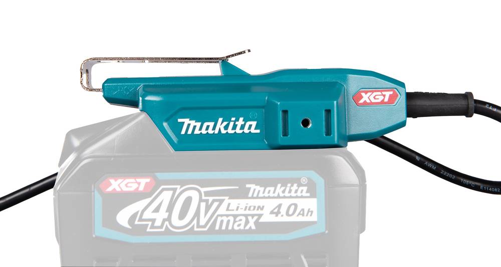 Makita XGT 40V max kabelloses Elektrowerkzeug, blaugrün und schwarz, angebracht an einem Batteriepaket mit sichtbaren Stromkabeln.
