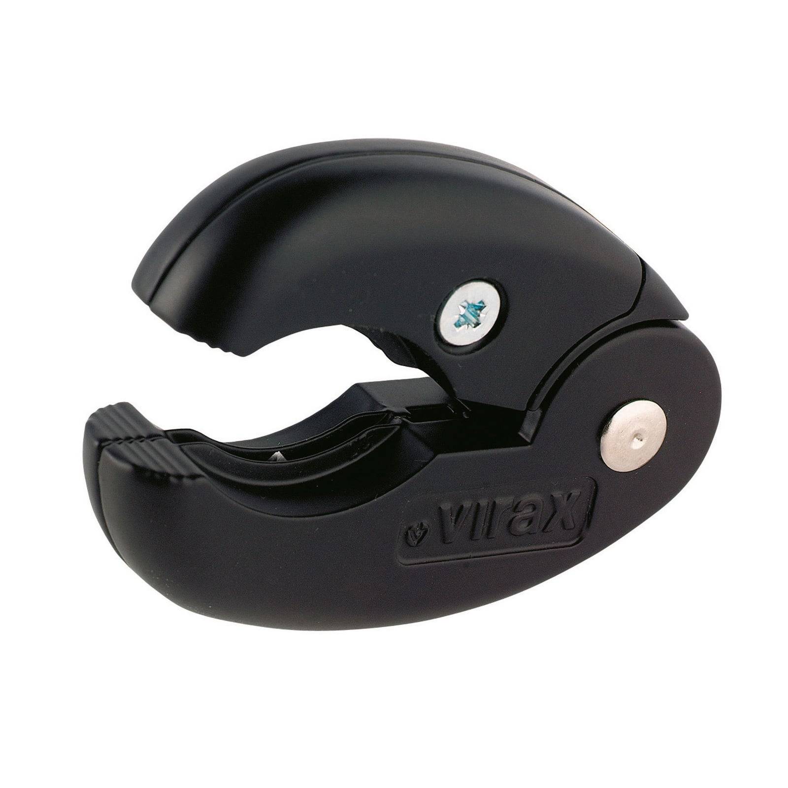 Ein schwarzer Rohrabschneider mit einer geschwungenen Gestaltung und sichtbarer Klinge, der zum präzisen Schneiden von Rohren verwendet wird.