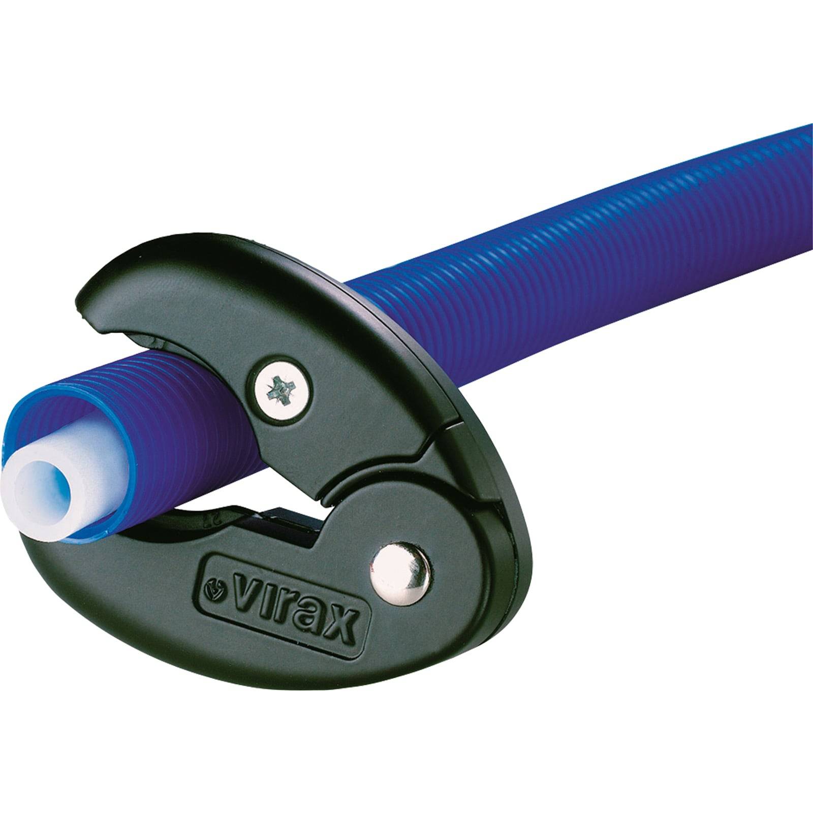 Ein Rohrabschneider, der durch ein blaues und lila geripptes Rohr schneidet. Der Abschneider ist schwarz und mit der Marke 'virax' gekennzeichnet. Das Rohr ist teilweise durchgeschnitten.