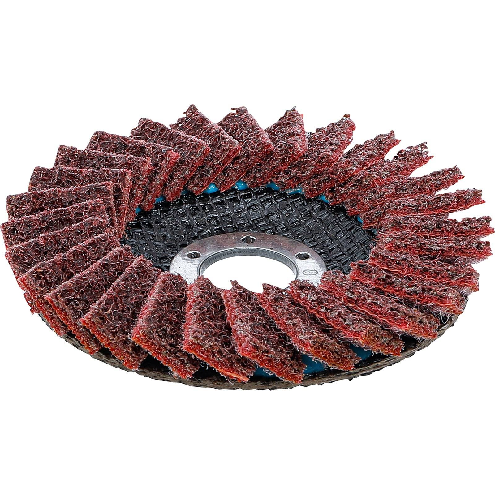 Eine rote Lamellenschleifscheibe mit geschichteten Schleifblättern, die in einem kreisförmigen Muster um einen zentralen Metallnabe angeordnet sind, zum Schleifen verwendet.