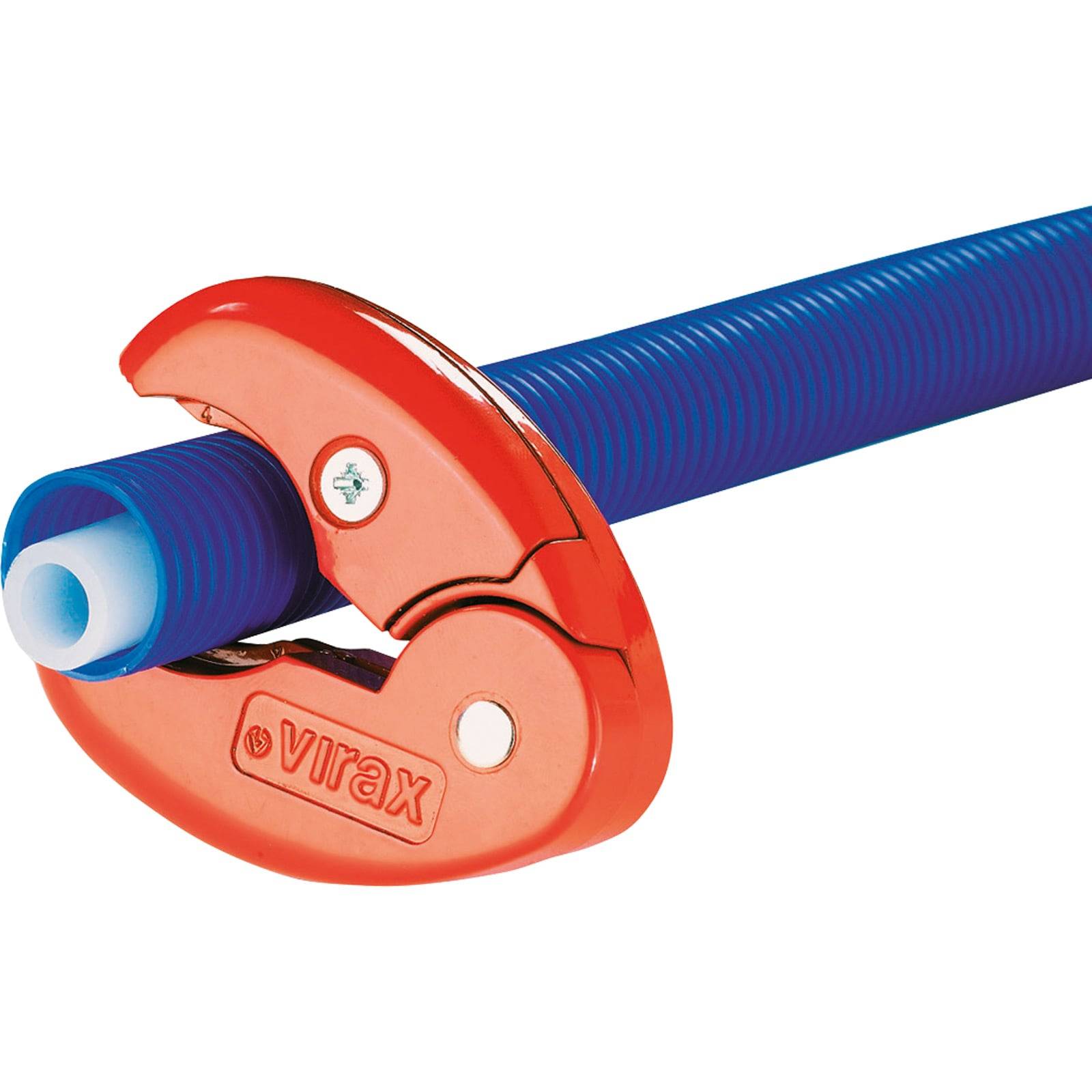 Ein roter Rohrabschneider hält sicher ein blaues gewelltes Kunststoffrohr fest und demonstriert dabei die Funktionalität des Werkzeugs beim effizienten Rohrschneiden.