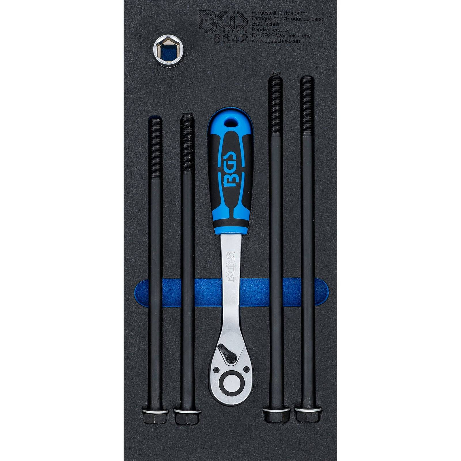 Ein Satz aus fünf langen Schraubenbolzen und einem blaugriffigen Ratschenschlüssel in einem Schaumstoff-Organizerfach, konzipiert für übersichtliche Aufbewahrung und einfachen Zugriff.