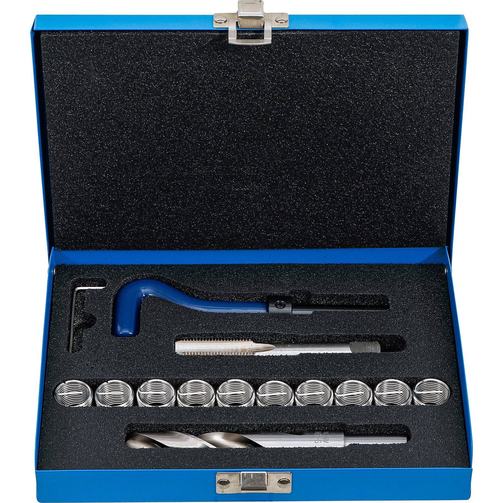 Eine blaue Box, die ein Gewindereparatur-Set mit aufgerollten Drahteinlagen, Bohrer, Gewindebohrer und Installationswerkzeug enthält, die ordentlich in Schaumstoff angeordnet sind.