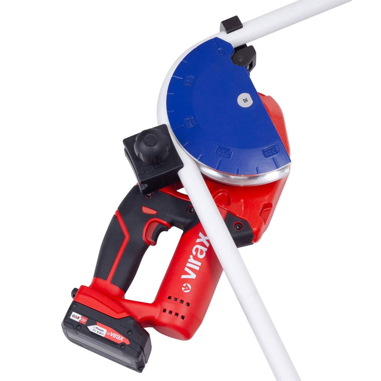 Ein roter und schwarzer kabelloser Rohrabschneider mit einem blauen Schneidrad ist zu sehen, während er ein weißes Rohr durchschneidet. Das Werkzeug ist mit einer Markierung versehen.