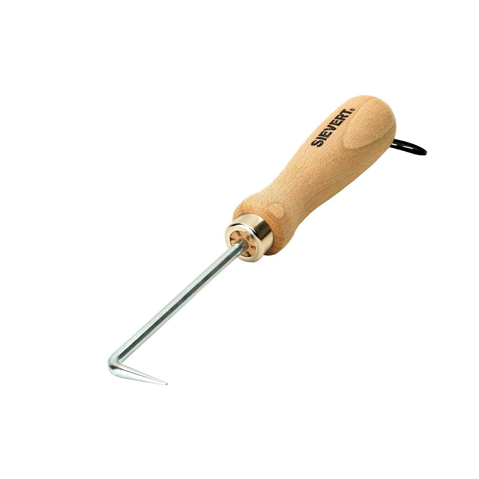 Ein Gartenunkrautstecher mit einem Holzgriff und einem Metallhaken, der zum Entfernen von Unkraut aus dem Boden verwendet wird. Der Griff hat ein darauf gedrucktes Logo.