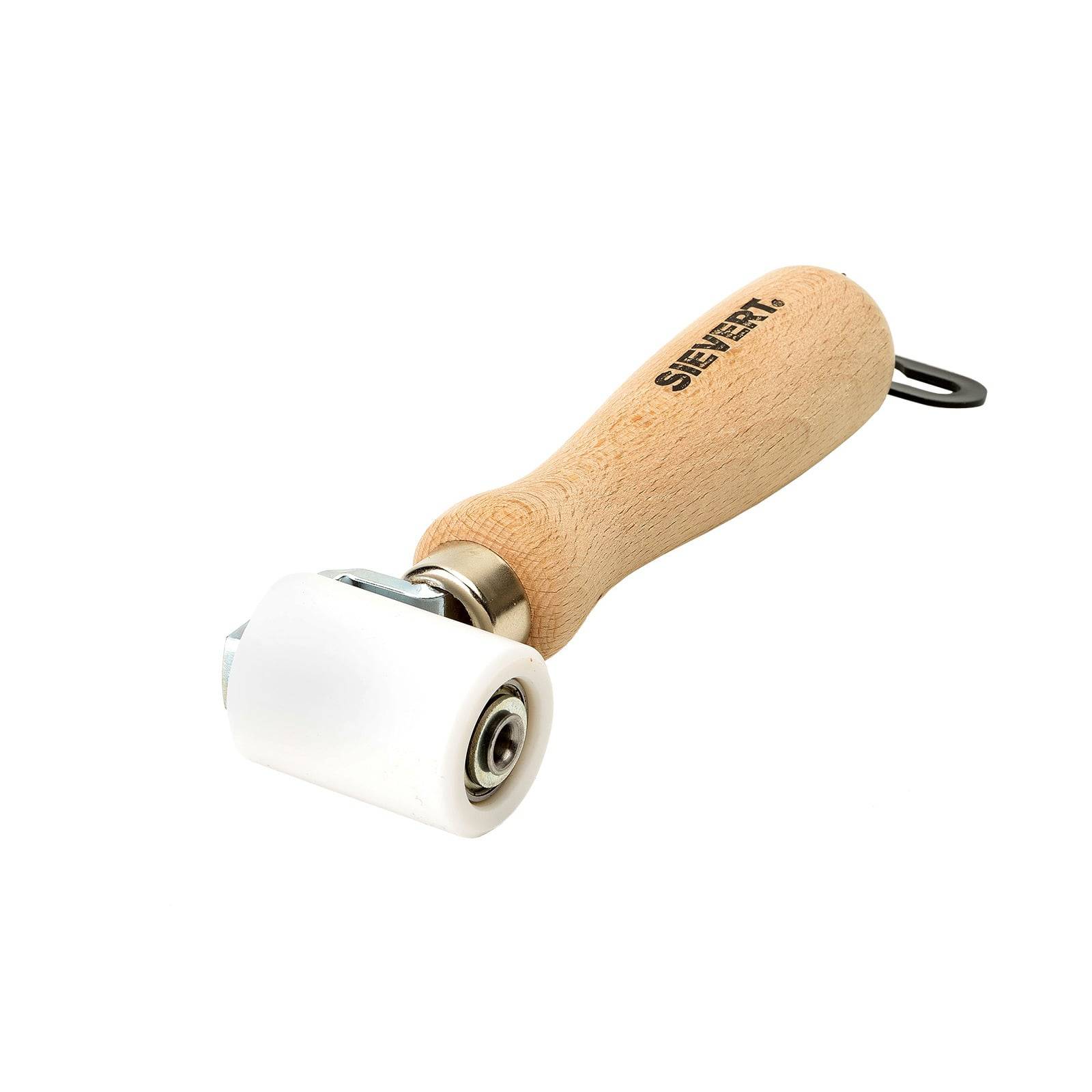 Werkzeug mit Holzgriff, ausgestattet mit einer weißen Walze und einem Metallverbinder, mit der Markierung 'Sievert'. Wird zum Glätten oder Rollen von Oberflächen verwendet.