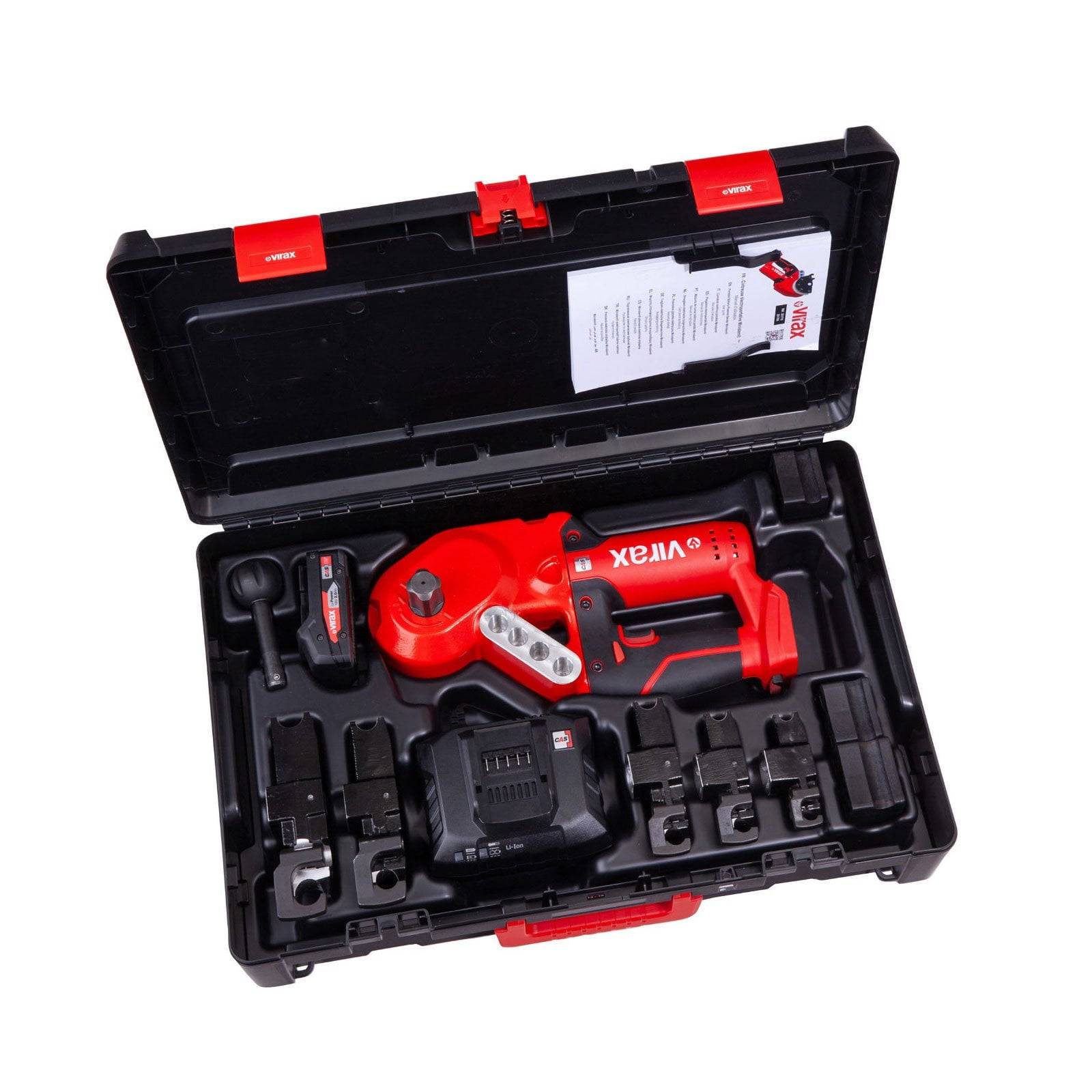 Ein rotes kabellose elektrisches Crimpwerkzeug-Set in einem schwarzen Koffer mit verschiedenen Aufsätzen und einem Ladegerät, einsatzbereit.