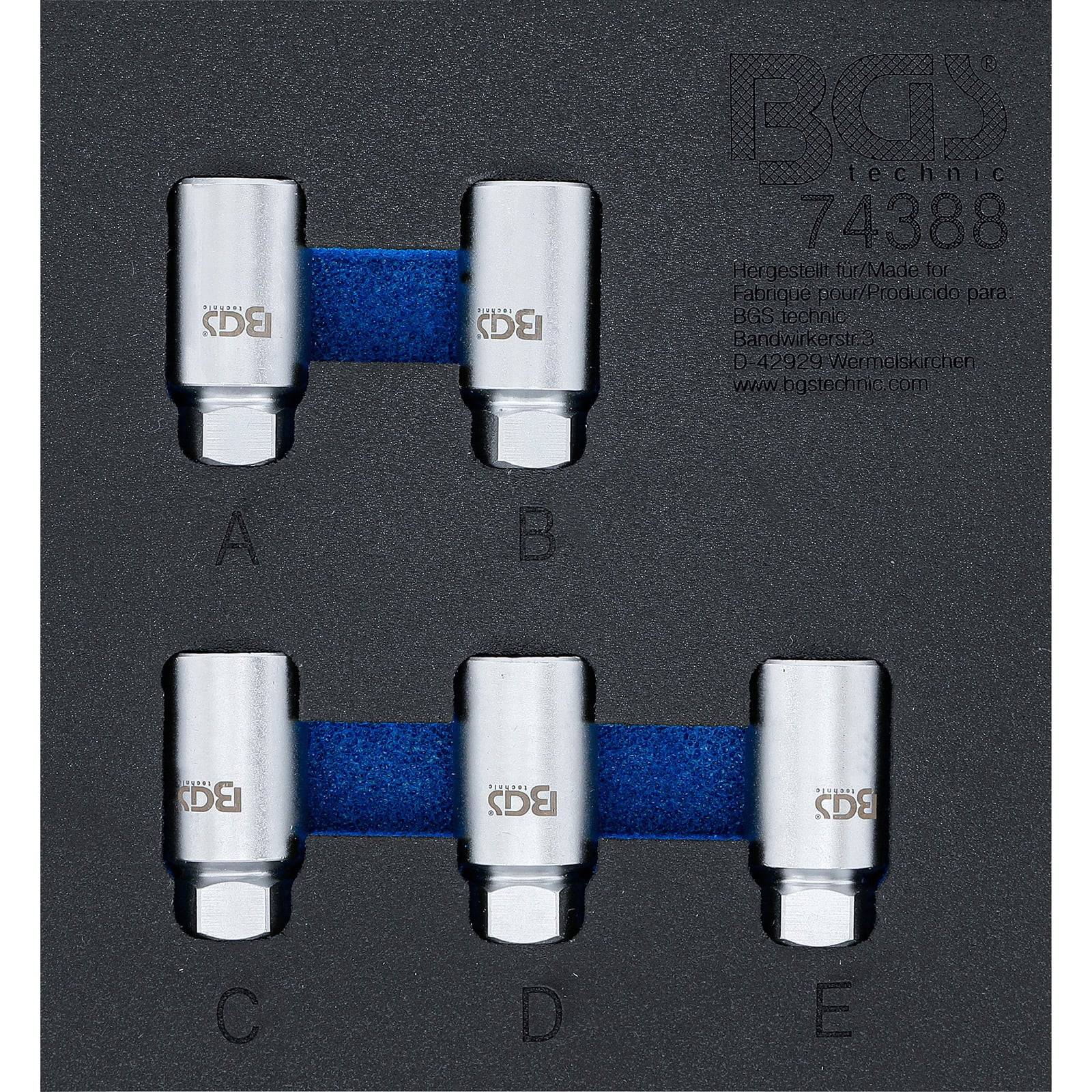Ein Satz von fünf silbernen Steckschlüsseleinsätzen, von A bis E beschriftet, in einem schwarzen Schaumstoffkoffer befestigt. Jeder Schraubenschlüssel ist durch einen blauen Streifen verbunden.