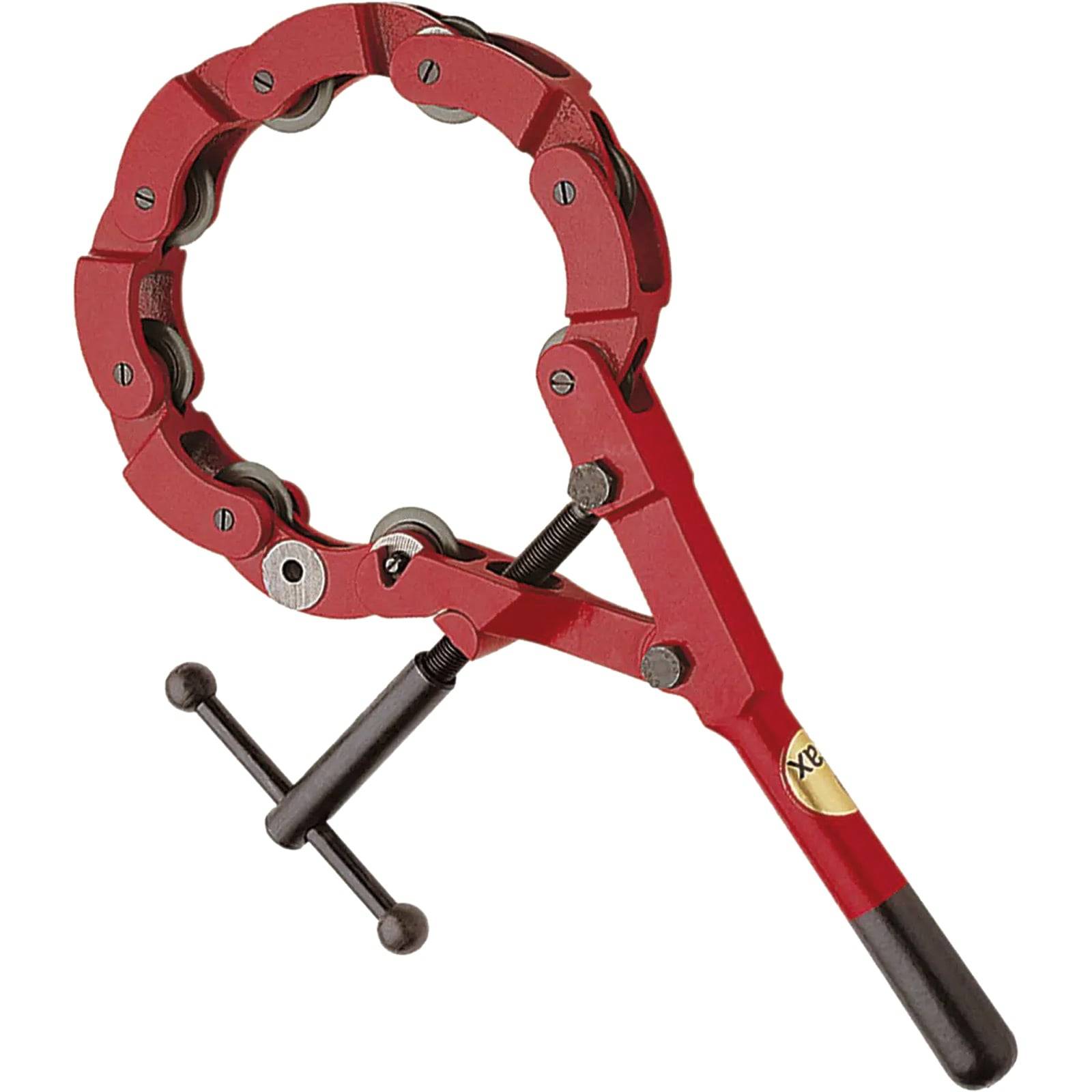 Ein roter Rohrkettenschlüssel mit einer kreisförmigen Kette und verstellbarem Griff, der zum Greifen und Drehen von zylindrischen Objekten verwendet wird.