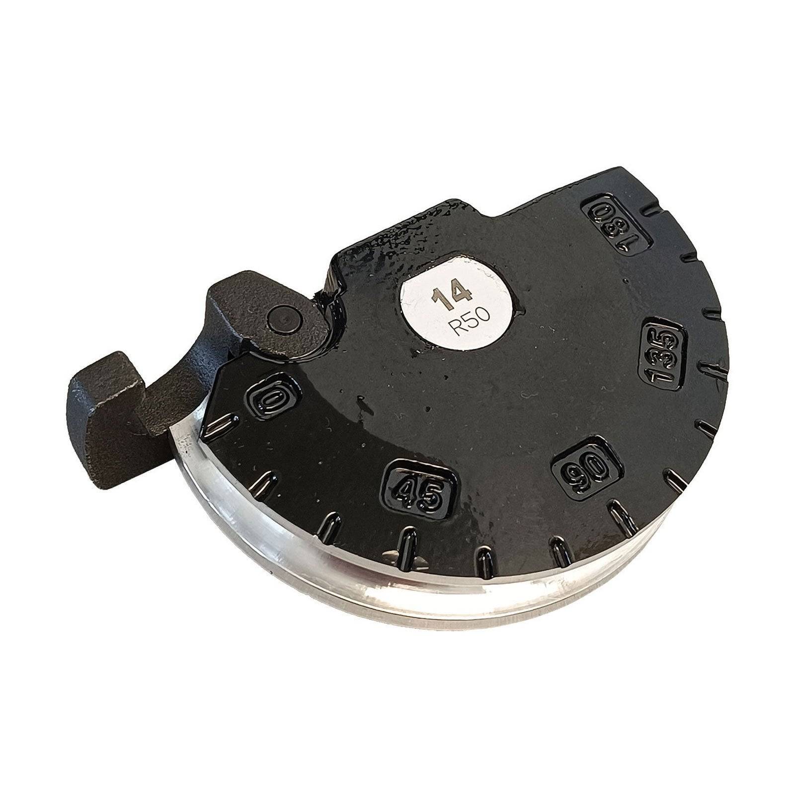 Ein schwarzer, halbkreisförmiger Winkelmesser mit der Bezeichnung '14 R50', der Winkel von 0 bis 135 Grad in 15-Grad-Intervallen markiert, wird zum Schweißen verwendet.