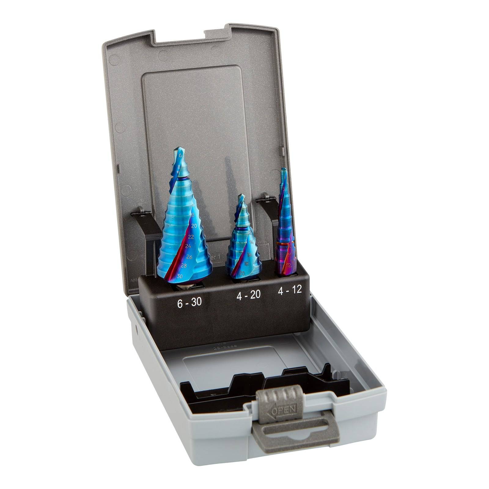 Ein Set von drei blauen Stufenbohrern in einer grauen Plastikbox, beschriftet mit den Größen '6-30', '4-20' und '4-12'. Jeder Bohrer hat mehrere Stufen.