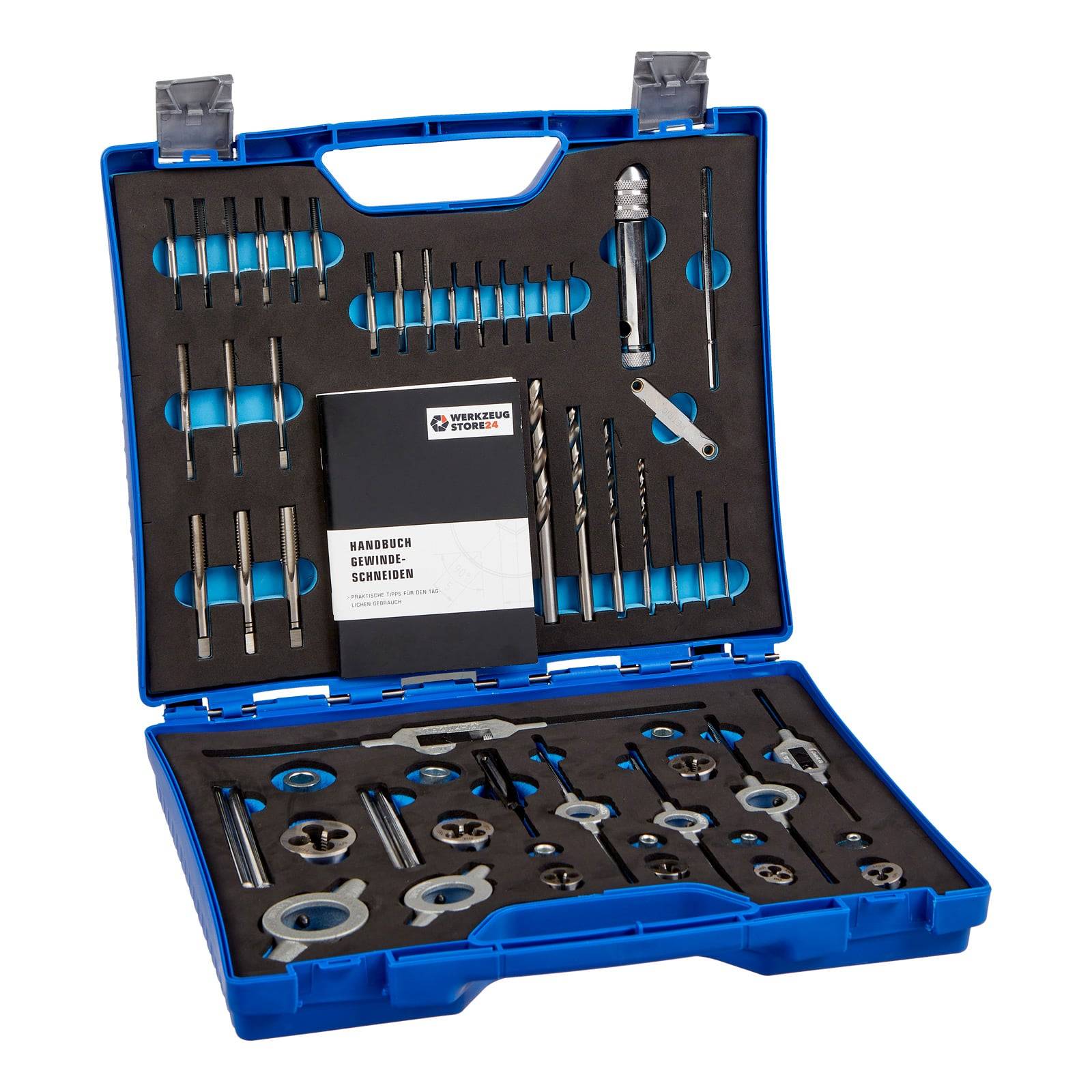 Geöffneter blauer Werkzeugkoffer mit verschiedenen Metallbohrern, Gewindebohrern und Schneideisenformen, die ordentlich sortiert sind. Ein Handbuch mit dem Titel 
