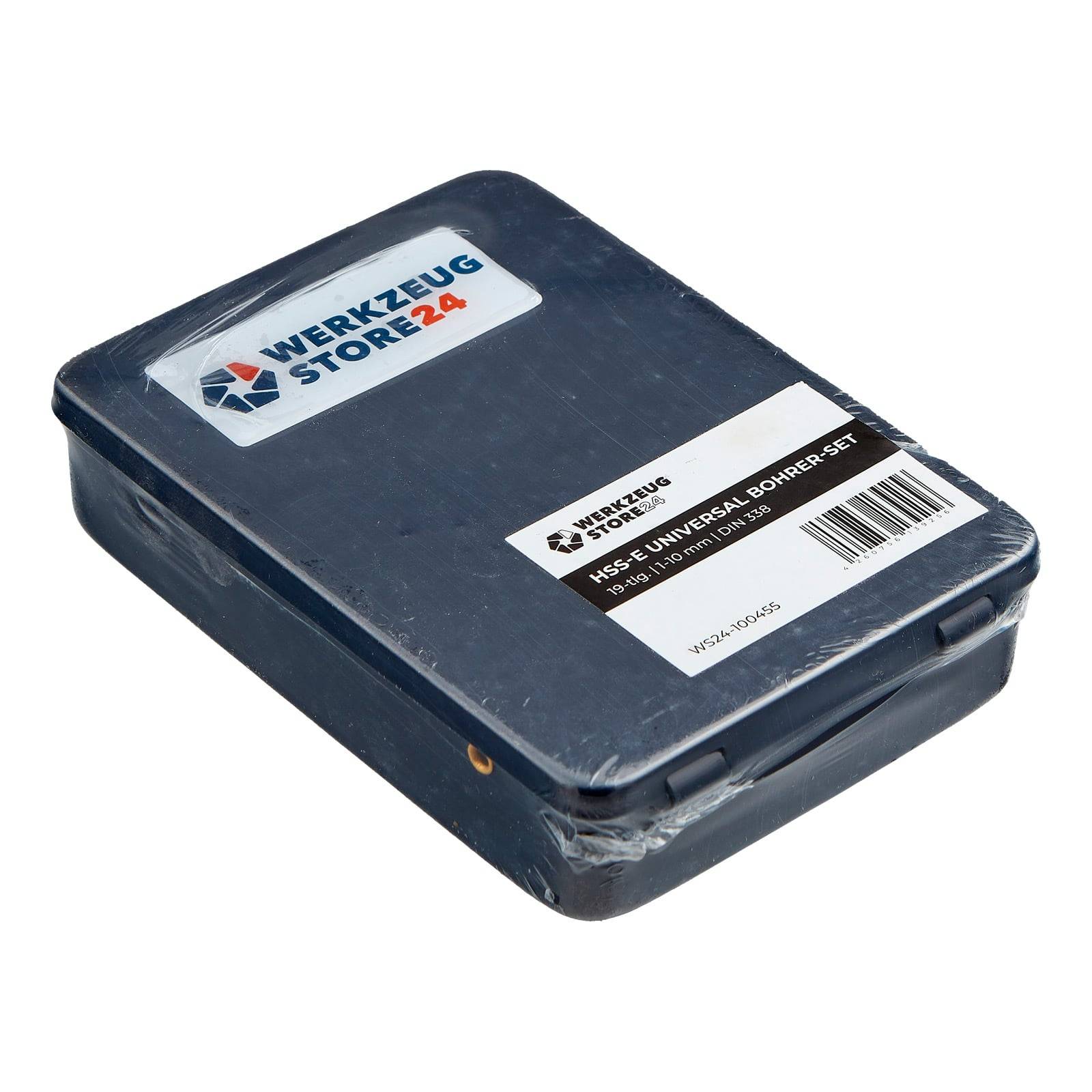 Eine blaue rechteckige Box mit der Beschriftung 'Werkzeug Store 24' enthält einen HSS-Universalbohrer-Satz mit 8 Stück, eingewickelt in Plastikverpackung.