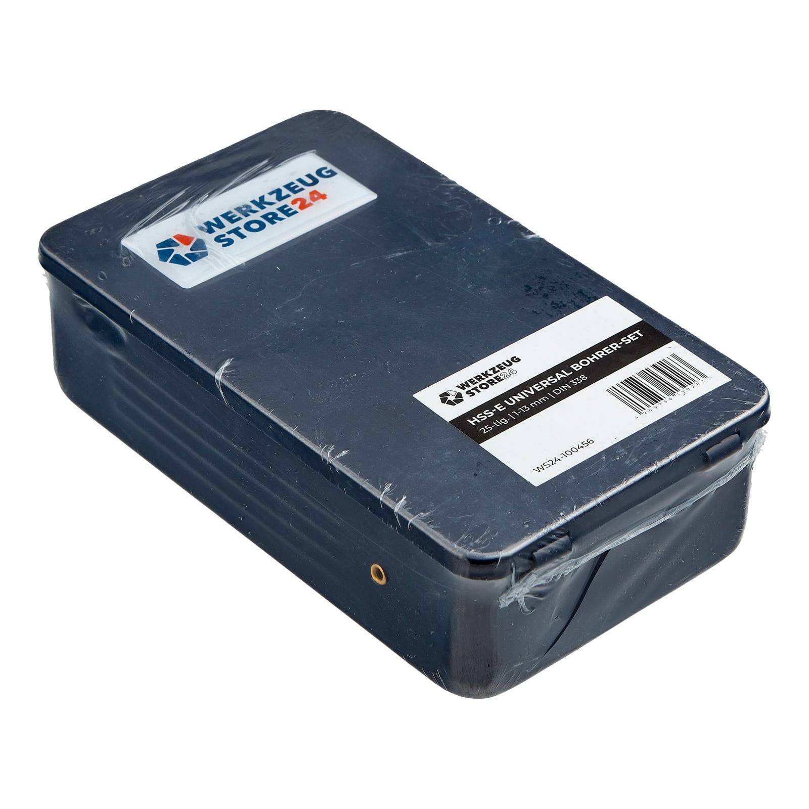 Eine dunkelblaue, rechteckige Metallbox mit der Aufschrift 'HSS-G Universal Bohrer-Set', versehen mit einer Verpackung mit dem Logo eines Werkzeuggeschäfts.