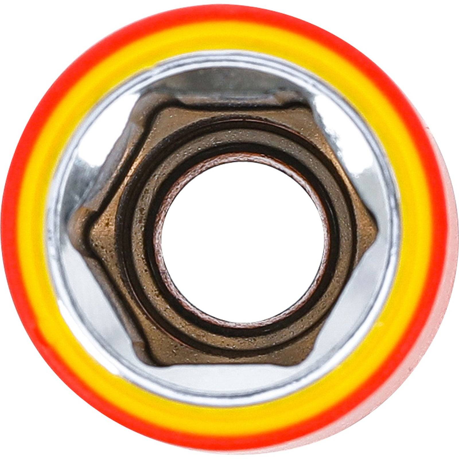 „Ein Skateboard-Rad mit einem sichtbaren Lager, das in Rot, Gelb und Silber gefasst ist, von der Seite betrachtet mit Fokus auf das Lager.