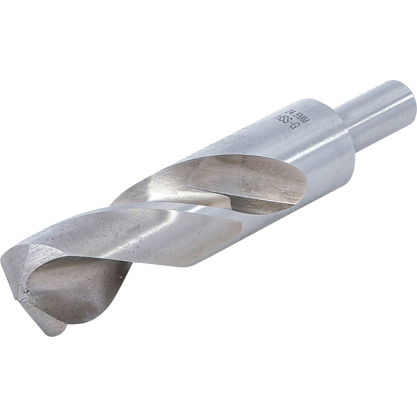 Ein Metallbohrer mit zwei Schneidkanten, der zum Bohren von Löchern in verschiedenen Materialien verwendet wird. Der Bohrer verjüngt sich zu einer scharfen Spitze.