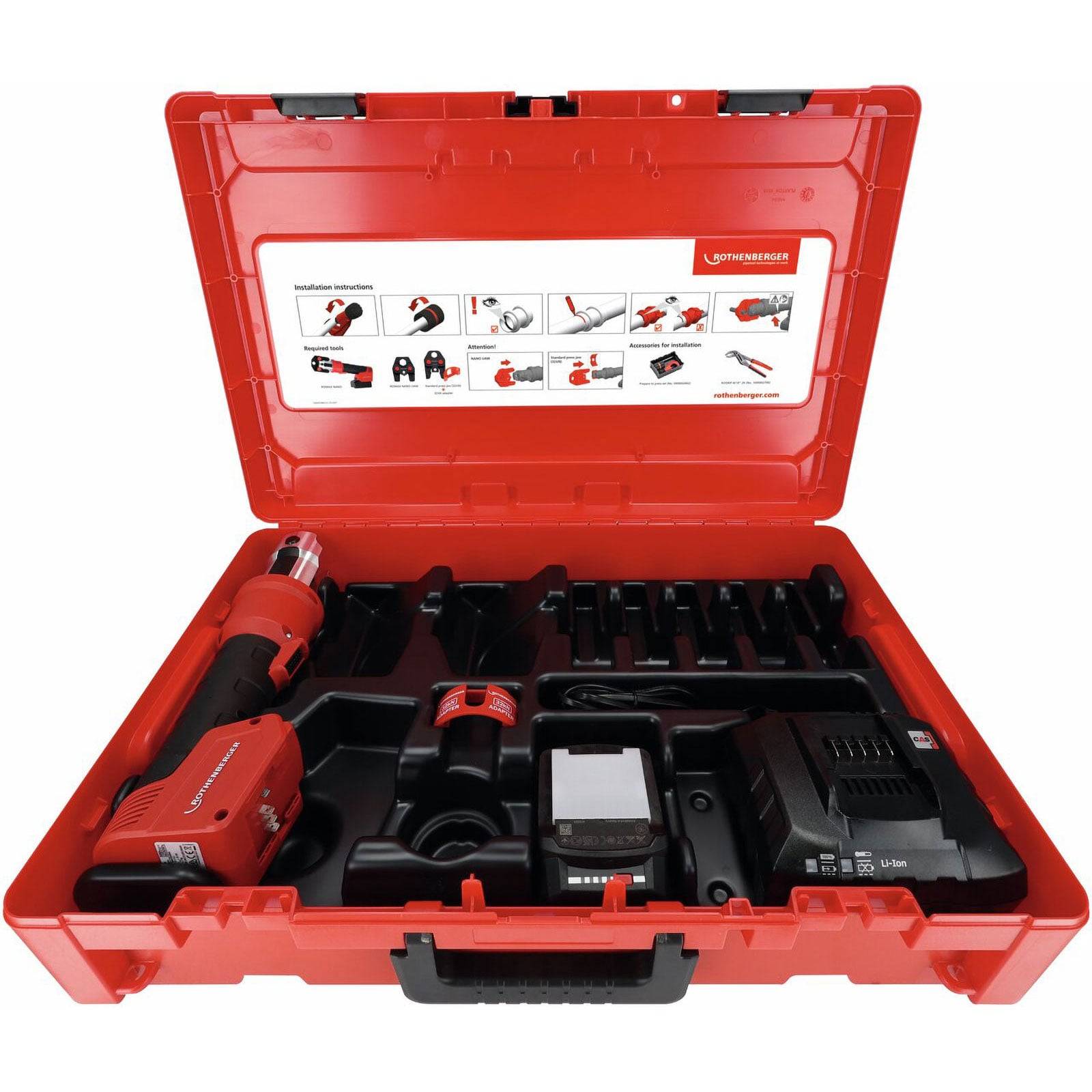 Rote und schwarze Werkzeugkoffer geöffnet, zeigt einen drahtlosen Akku-Bohrschrauber-Satz, bestehend aus Bohrschrauber, Akku, Ladegerät und Zubehörteilen, mit Bedienungsanleitung im Deckel.