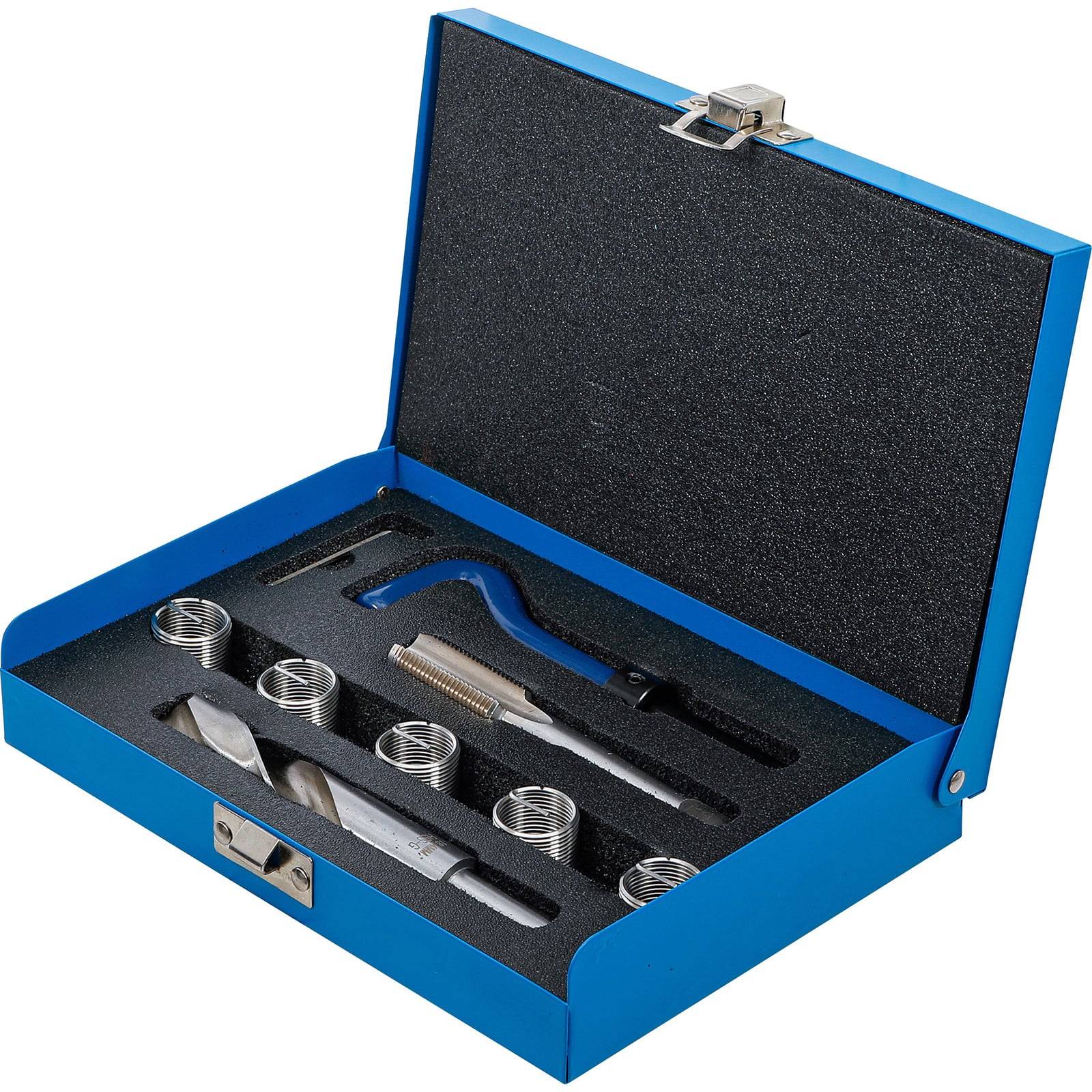 Blaue Box, die einen Gewindereparatursatz mit verschiedenen Stahlspulen, einem Hakenwerkzeug, zwei Handwerkzeugen und einem metallischen Installationswerkzeug in einer Schaumstoffauskleidung enthält.