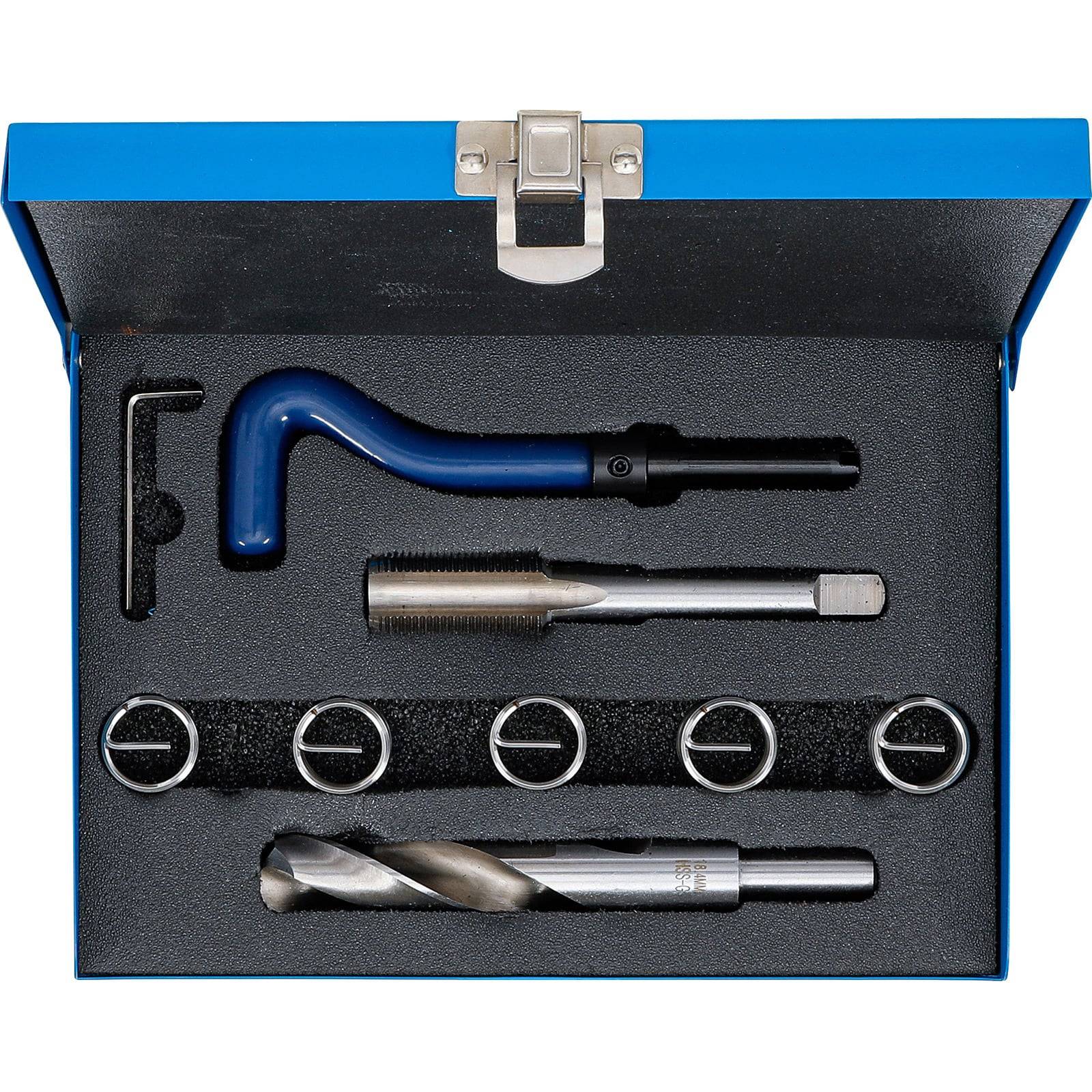 Werkzeugset mit blauem Griff, Gewindeeinsätzen, einem Gewindebohrer, einem Bohrer und einem Schraubenschlüssel, alle ordentlich in einem mit Schaumstoff ausgekleideten blauen Koffer angeordnet.