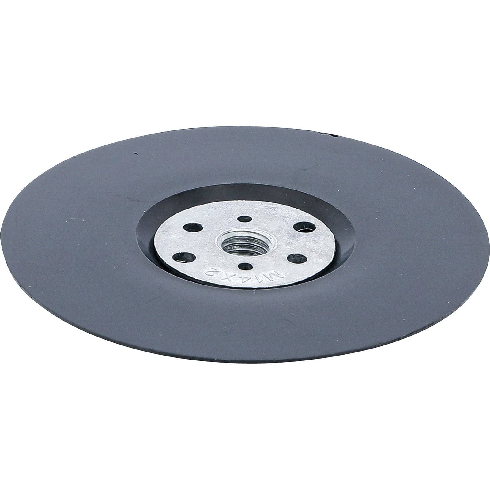 Ein schwarzes Schleifpad mit einem Metallzentrum und Gewindeloch, das zur Befestigung an Elektrowerkzeugen zum Oberflächen-Schleifen verwendet wird.