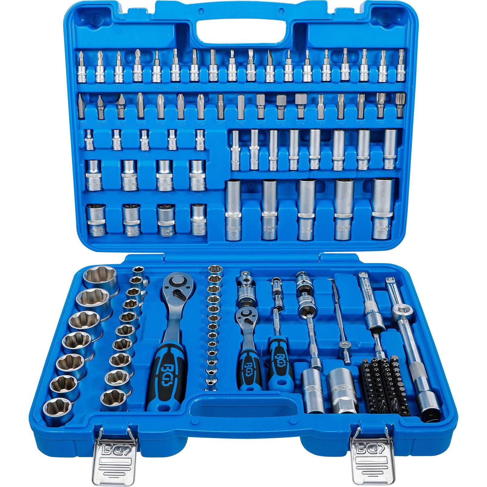 Ein blauer Werkzeugkoffer, geöffnet, zeigt einen kompletten Satz an Steckschlüsseln, Knarren und verschiedenen Zubehörteilen, die ordentlich in Reihen angeordnet sind.