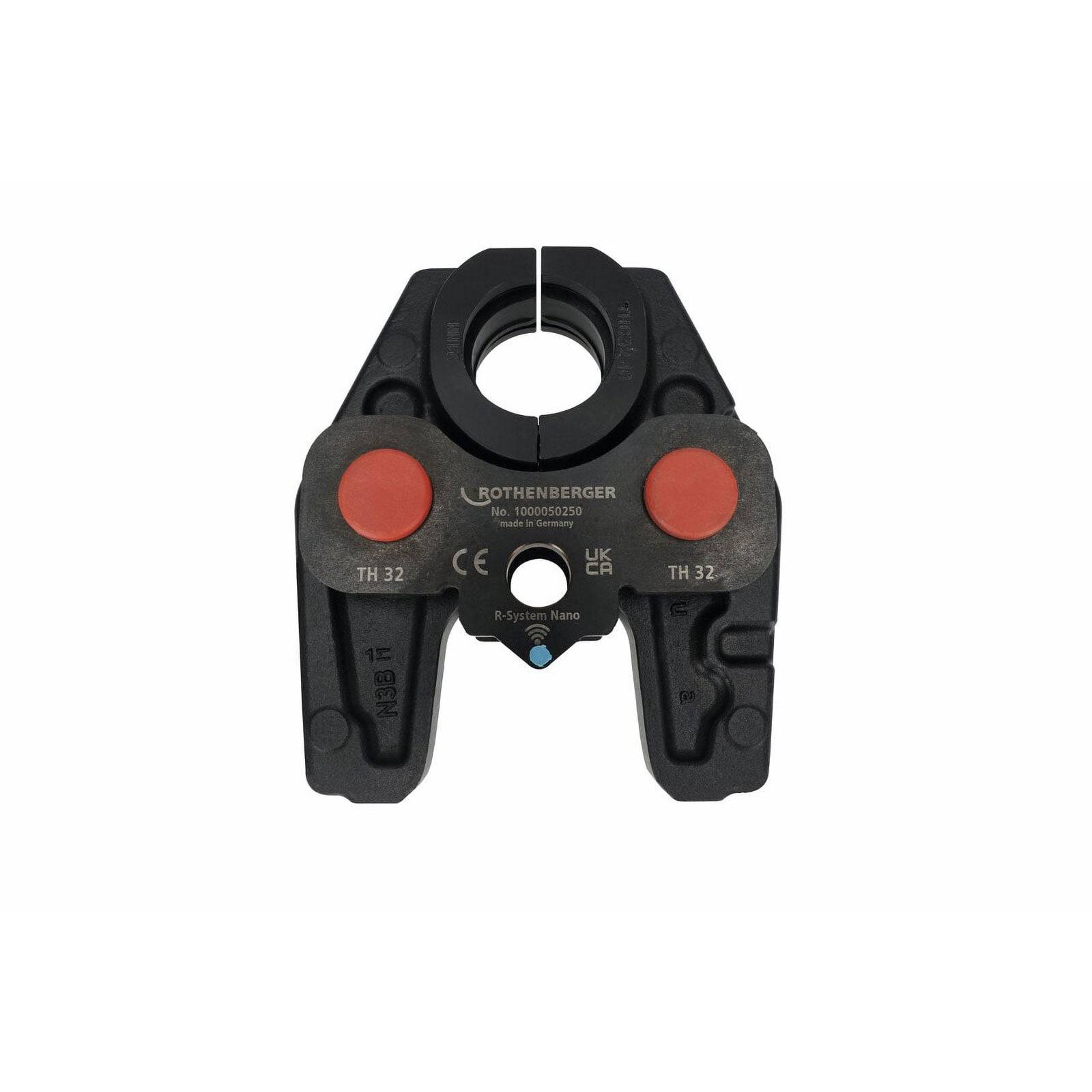 Ein mechanisches Presswerkzeug mit zwei roten Tasten, auf beiden Seiten mit ‚TH32' beschriftet, verwendet für Rohranschlüsse. Markenname sichtbar.