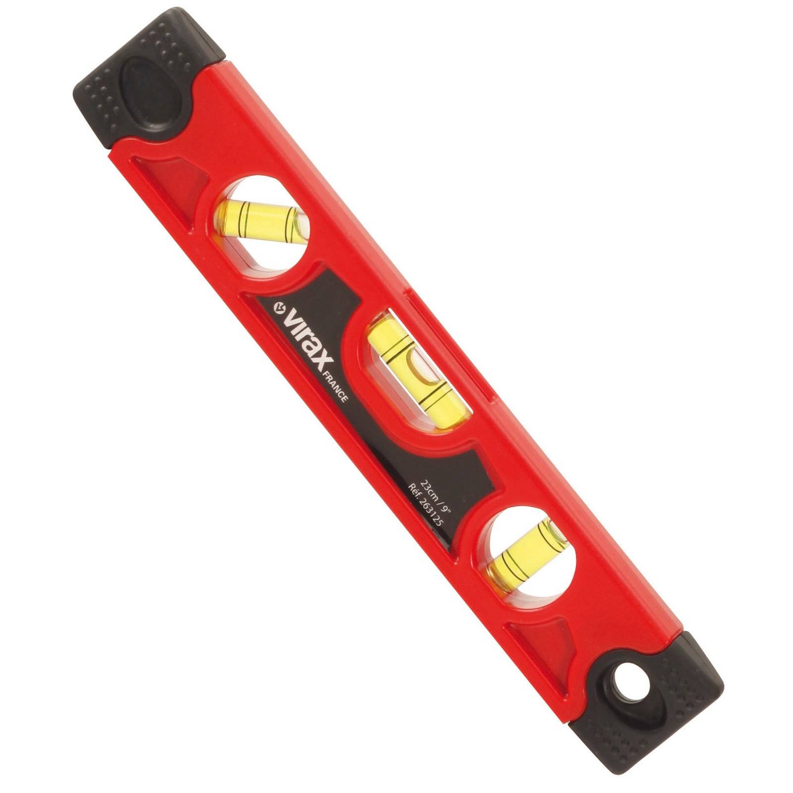 Eine rote Wasserwaage mit drei Luftblasen-Röhrchen zur Messung von horizontaler und vertikaler Ausrichtung.