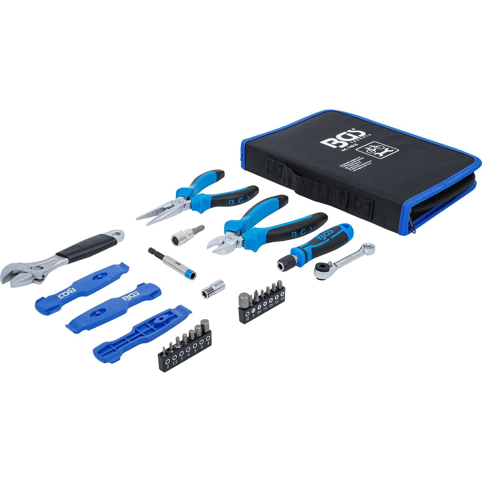 Werkzeugset mit einem Schraubenschlüssel, Zange, Schraubenziehern, Steckschlüsseln und einer blauen und schwarzen Reißverschlusstasche mit der Aufschrift 