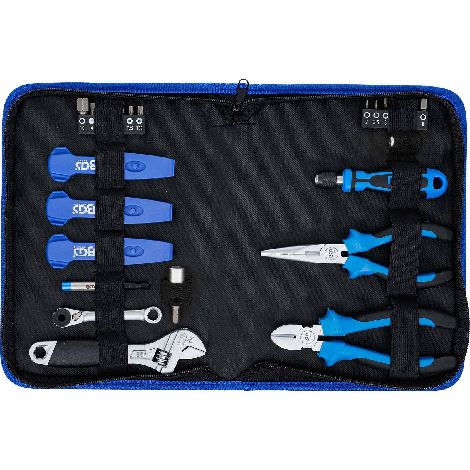 Eine Werkzeugausrüstung mit Zangen mit blauen Griffen, Schraubenziehern und einem Schraubenschlüssel, der übersichtlich in einer Reißverschlusstasche angeordnet ist.