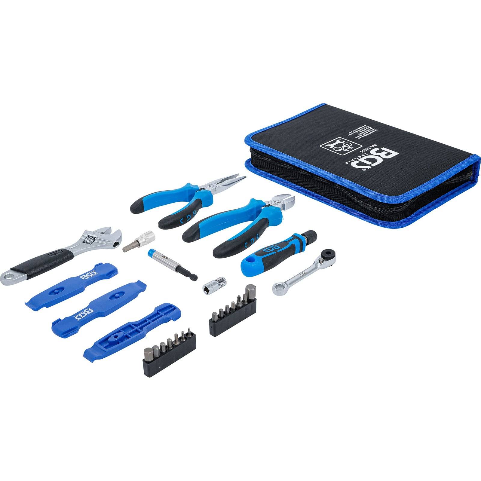 Ein Werkzeugset mit verschiedenen Werkzeugen, darunter Schraubenschlüssel, Zangen und Schraubendreher, ist ordentlich neben einem blauen und schwarzen Transportkoffer mit einem Logo angeordnet.