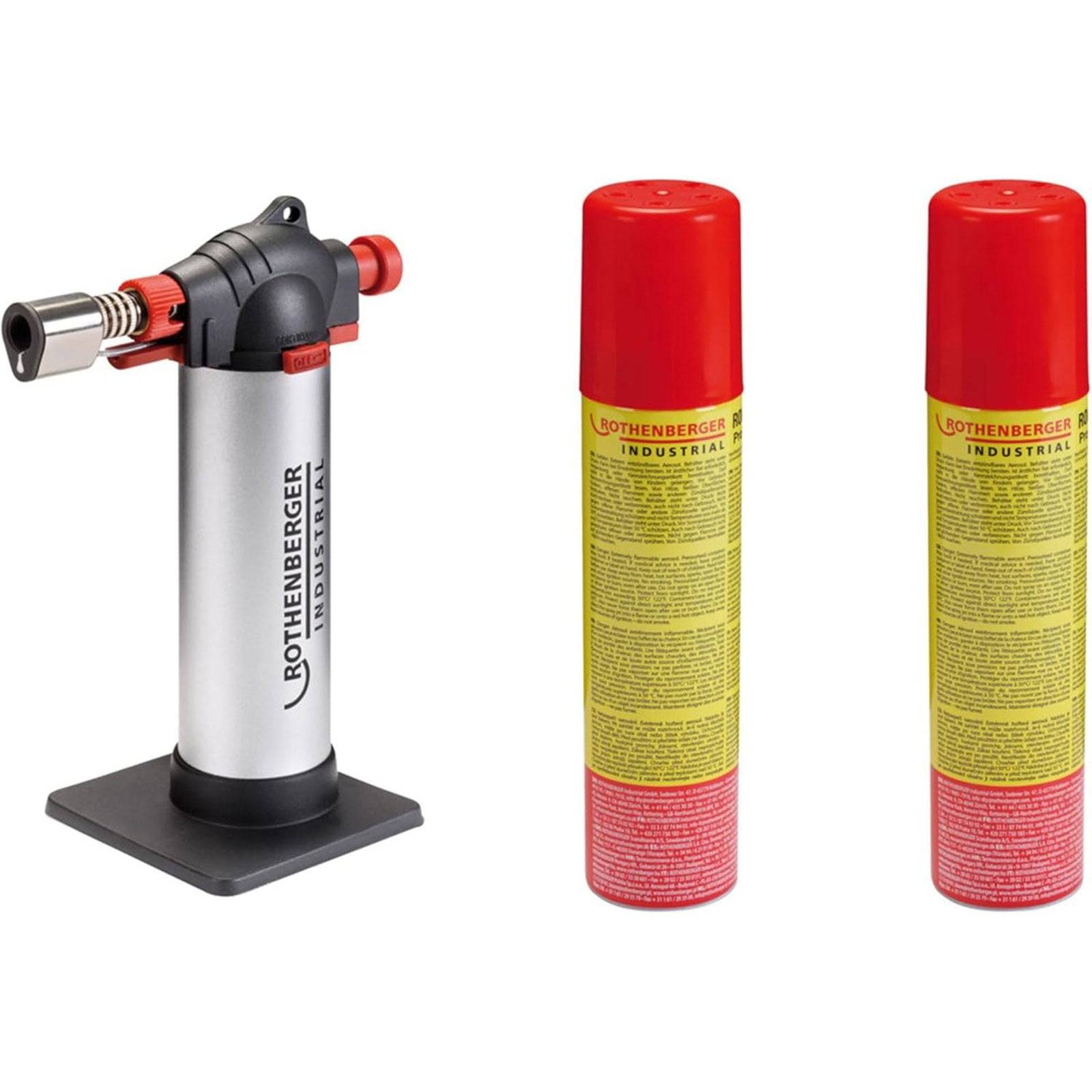 Eine silberne und schwarze Taschenlampe mit roten Akzenten liegt neben zwei roten Kanistern, die mit 