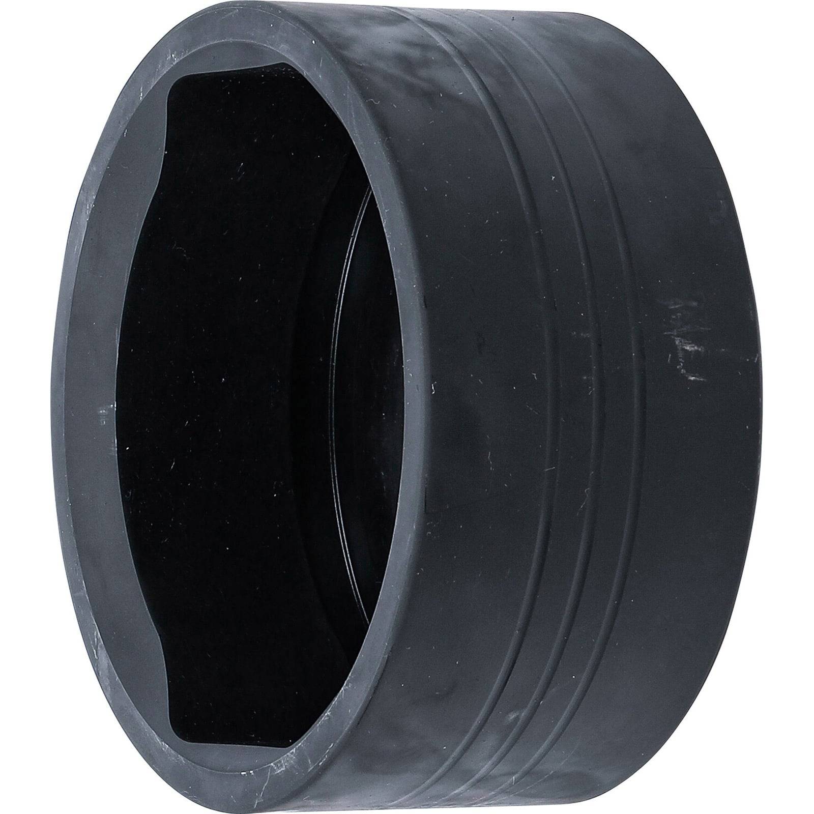 Ein großer schwarzer Steckschlüssel mit zylindrischer Form und Hohlzentrum, der zum Anziehen oder Lösen von Muttern und Schrauben in mechanischen Umgebungen verwendet wird.