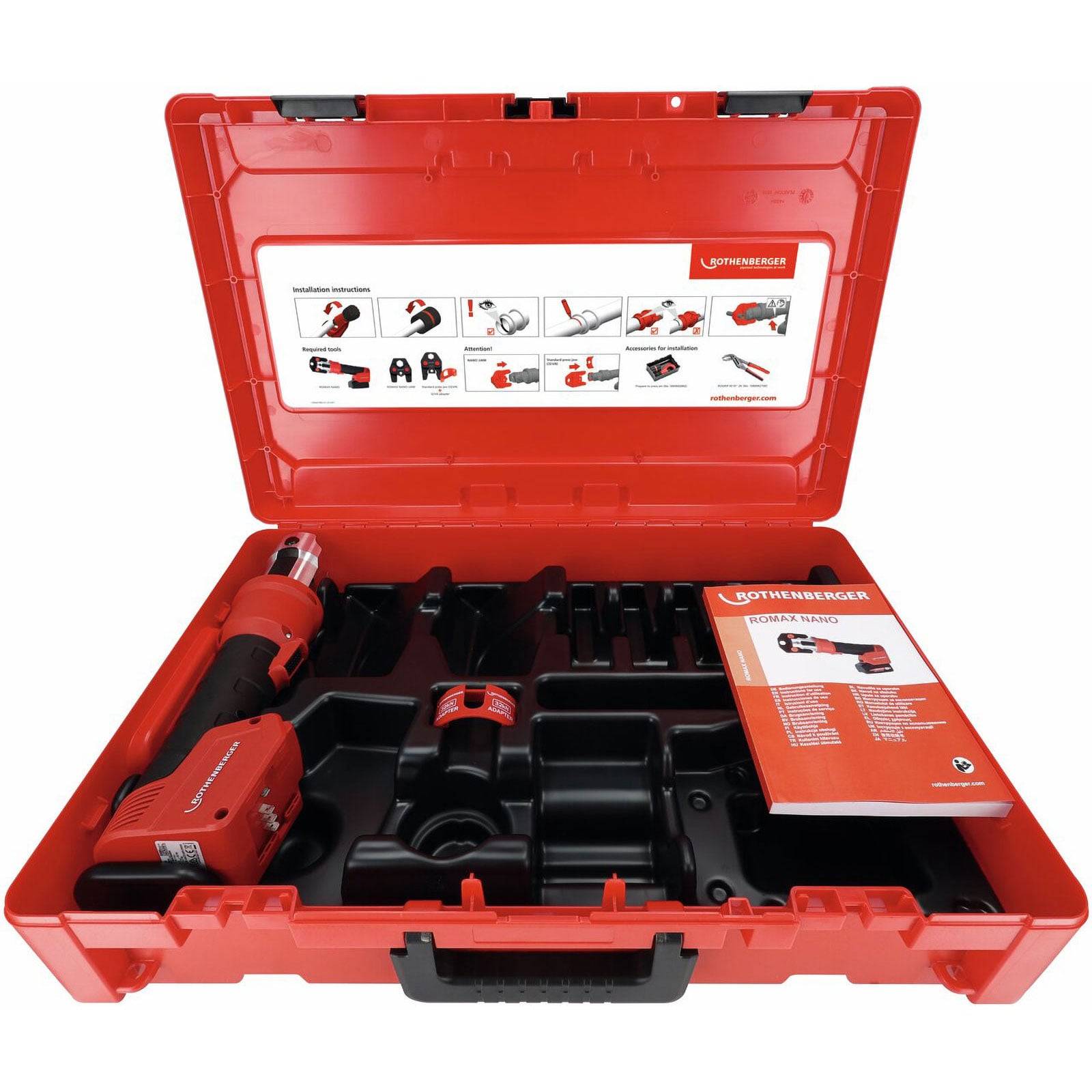 Ein roter Werkzeugkoffer geöffnet, in dem Elektrowerkzeuge und Zubehör organisiert sind. Anleitungen sind auf der Innenseite des Deckels sichtbar.