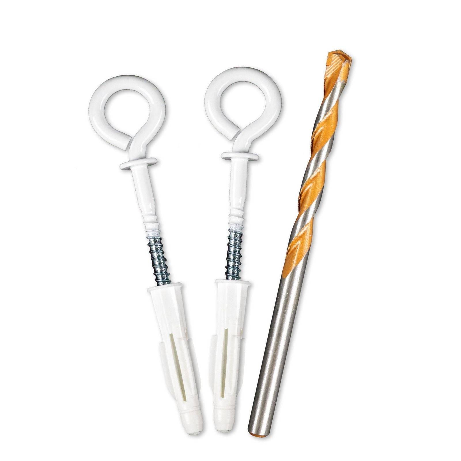 Zwei weiße Wanddübel mit Augenschrauben und ein orangespitziger Bohrer auf weißem Hintergrund.