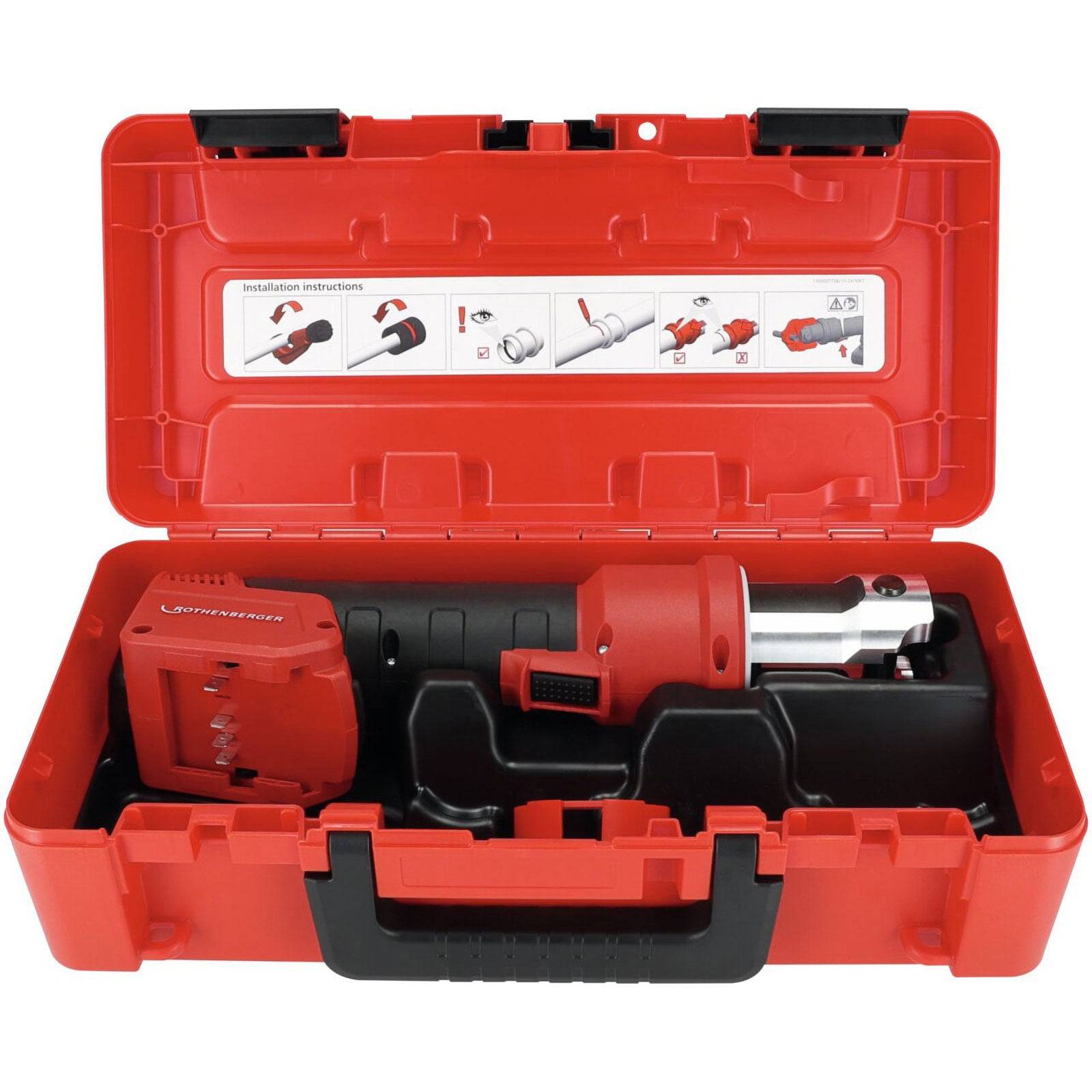 Ein rotes Elektrowerkzeug in einem geöffneten Werkzeugkasten mit Montageanleitungen auf der Innenseite des Deckels, die verschiedene Werkzeugteile und Anwendungsschritte zeigen.