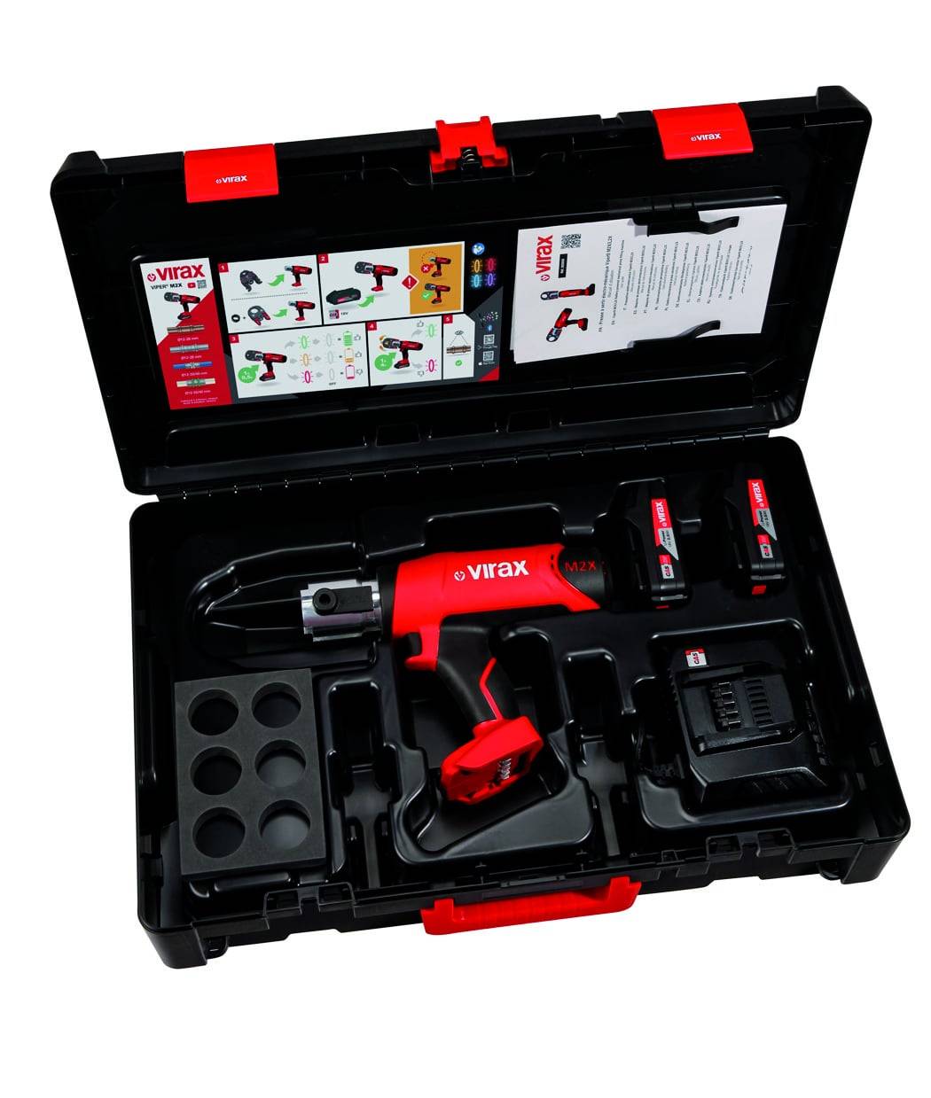 Ein rot-schwarzes Virax-Werkzeugset in einem Koffer, bestehend aus einem Elektrowerkzeug, Akkupacks, Ladegerät und Zubehör, inklusive Bedienungsanleitung.