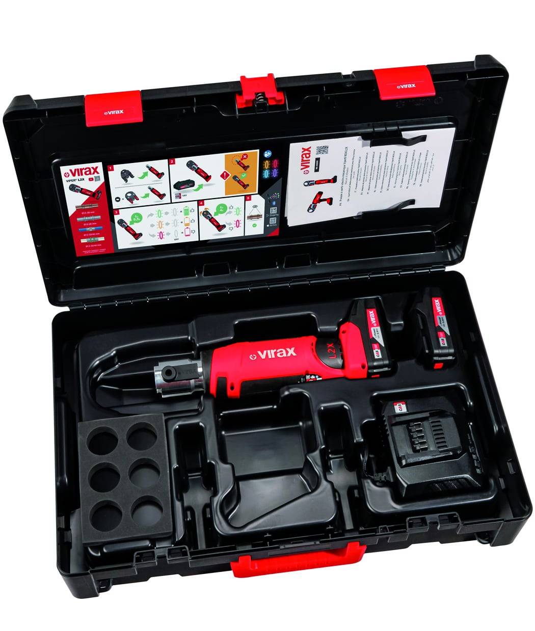 Rotes 'Virax' Werkzeug-Set in einem offenen schwarzen Koffer. Enthält ein kabelloses Elektrowerkzeug, zwei Akkus, Ladegerät und Bedienungsanleitung.