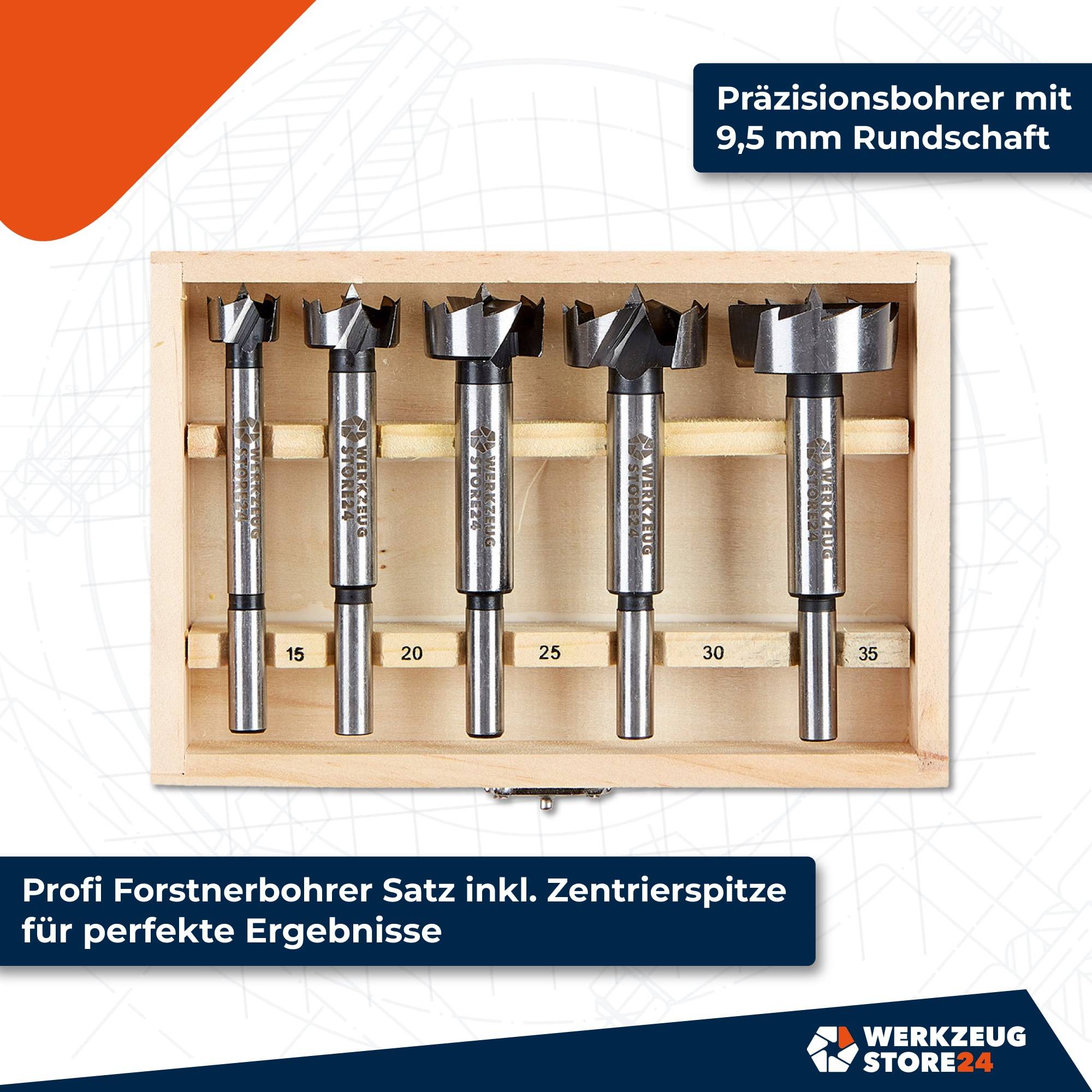 Ein Satz Präzisions-Bohrer mit 9,5 mm rundem Schaft in einer Holzbox, mit beschrifteten Größen von 15 bis 35 mm. Text lautet: 'Profi Forstnerbohrer Satz inkl. Zentrierspitze für perfekte Ergebnisse'.