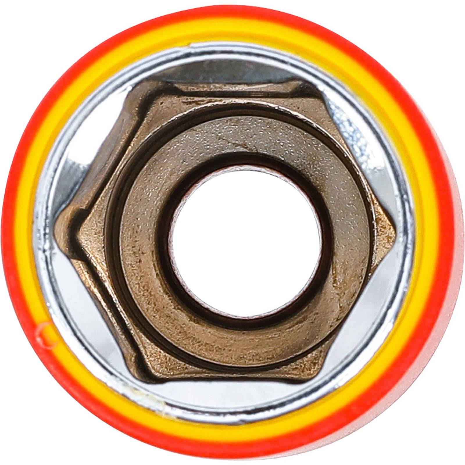 Eine Detailaufnahme eines Skateboardrads mit einem sichtbaren Bolzen in der Mitte, umgeben von einem rot und gelb gefärbten Felgenrand.
