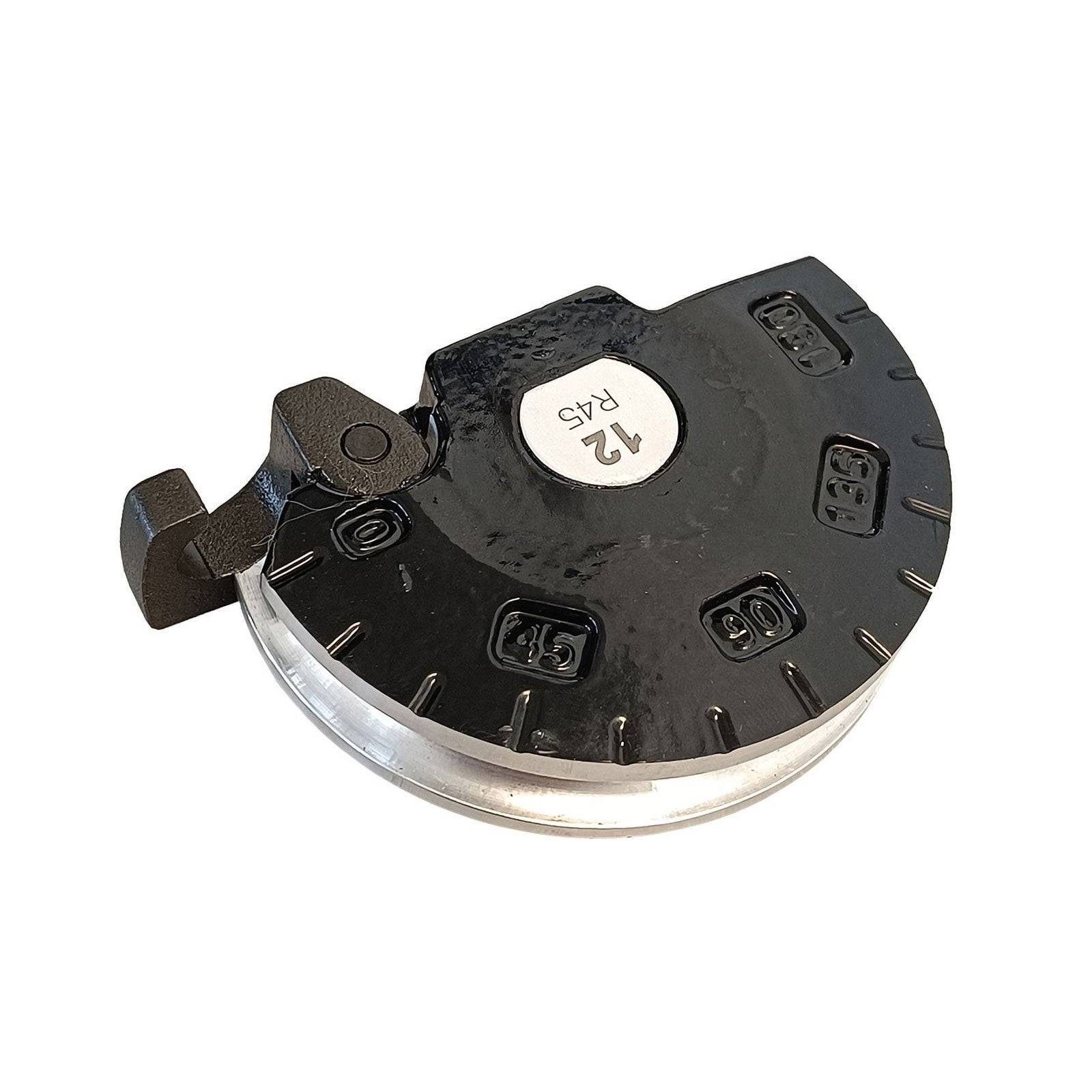 Eine schwarze und silberne Metallklemme mit einer nummerierten Skala und einem Verschlussmechanismus ist zum Befestigen von Objekten konzipiert.