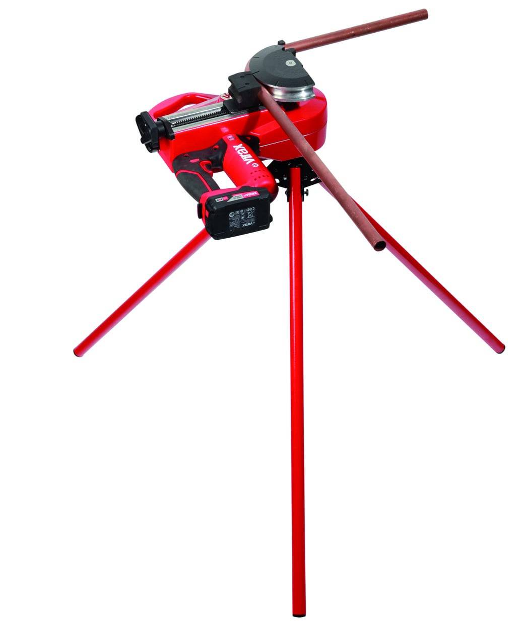Ein roter Rohrbieger auf einem Dreibeinständer, mit einstellbaren Einstellungen und einer robusten Bauweise für effiziente Rohrbiege-Aufgaben.