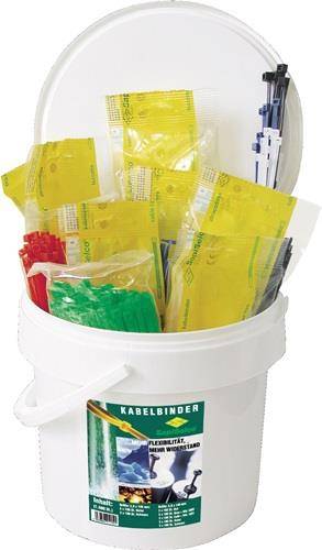 Ein weißer Eimer gefüllt mit verschiedenfarbigen Kabelbindern in gelber Verpackung, beschriftet mit 'Kabelbinder'.