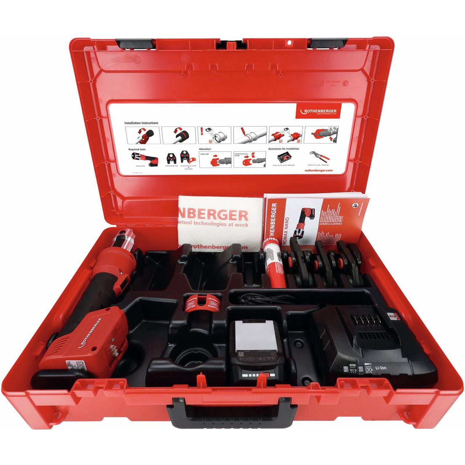 Roter Werkzeugkoffer geöffnet, der organisierte, markierte Klempnerwerkzeuge mit einer Bedienungsanleitung zeigt.