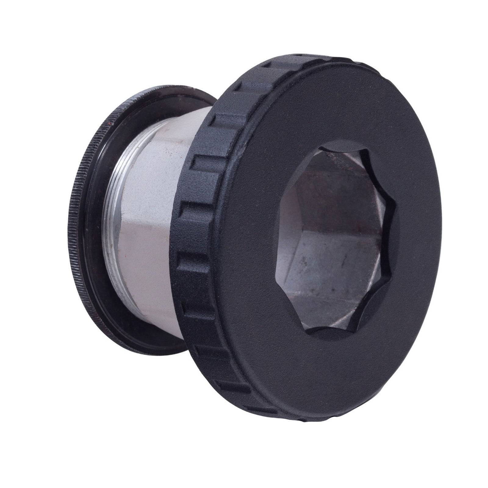 Metallbuchse mit sechseckiger Öffnung, verwendet für automobil- oder maschinenbauliche Anwendungen. Ausgestattet mit schwarzer gerillter Kante für besseren Griff.